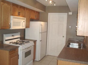 327 Carthage Ct in Bloomingdale, IL - Building Photo - Building Photo