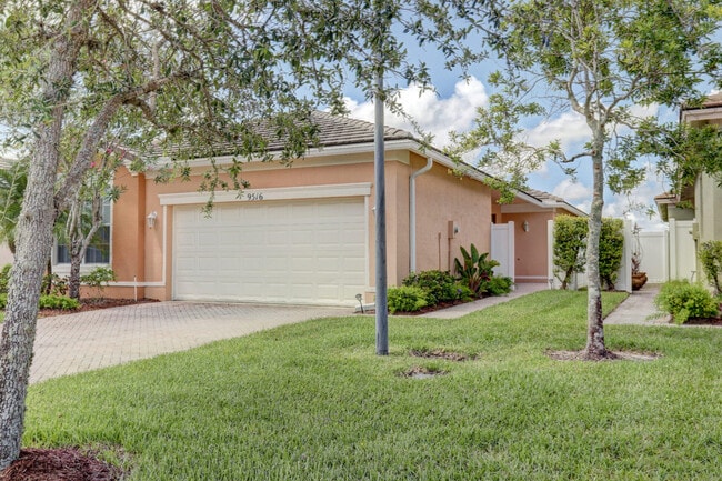 9516 SW Flowermound Cir in Port St. Lucie, FL - Building Photo - Building Photo