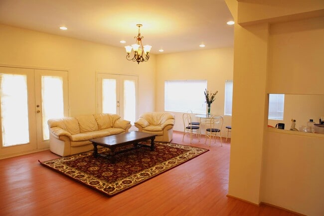 property at 1142 W 37th Pl