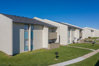 Meadows on the Mainland Apartments in Texas City, TX - Foto de edificio - Building Photo