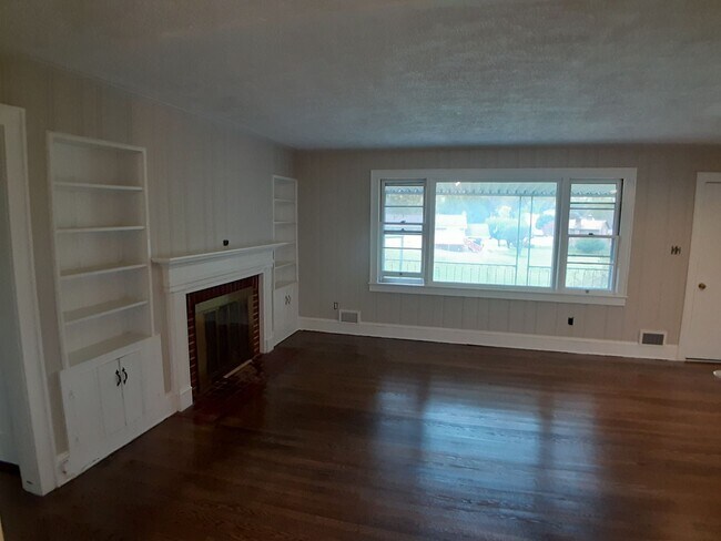 1400 Grove Dr in Pulaski, VA - Building Photo - Building Photo