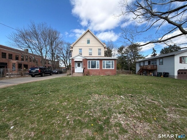 316 W Main St in Milford, CT - Foto de edificio - Building Photo