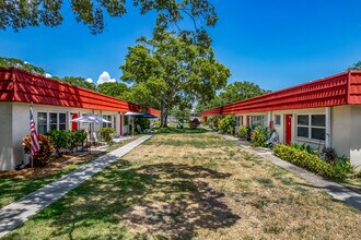 Parkwood Square Condominiums in St. Petersburg, FL - Building Photo - Building Photo