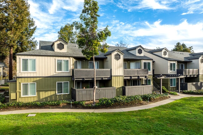 Regency Square Apartments in Fremont, CA - Foto de edificio - Building Photo