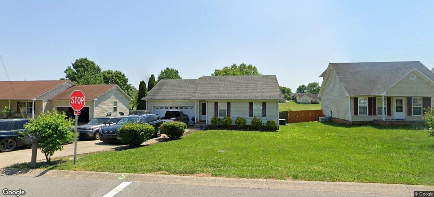 3274 N Senseney Cir in Clarksville, TN - Building Photo