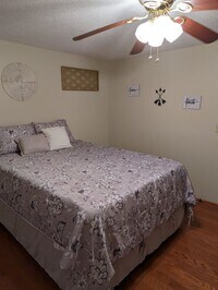 208 Henderson Dr photo'