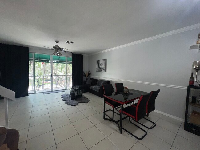 12623 NW 14th Pl in Sunrise, FL - Foto de edificio - Building Photo