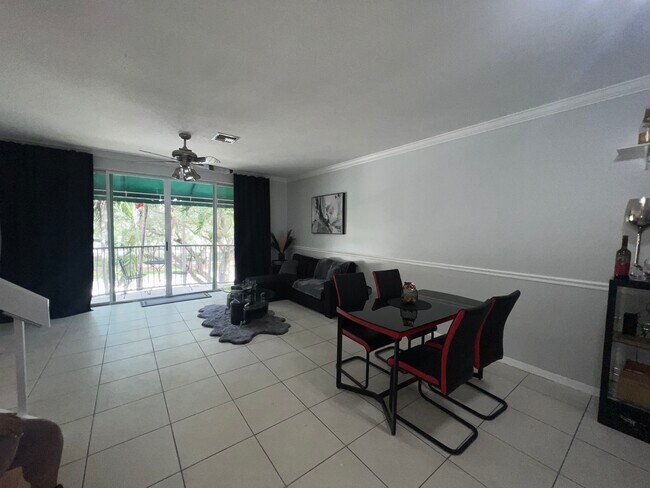 12623 NW 14th Pl in Sunrise, FL - Building Photo - Building Photo