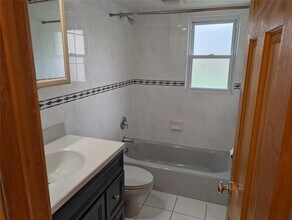 6 Terrace Ct in Albertson, NY - Building Photo - Building Photo