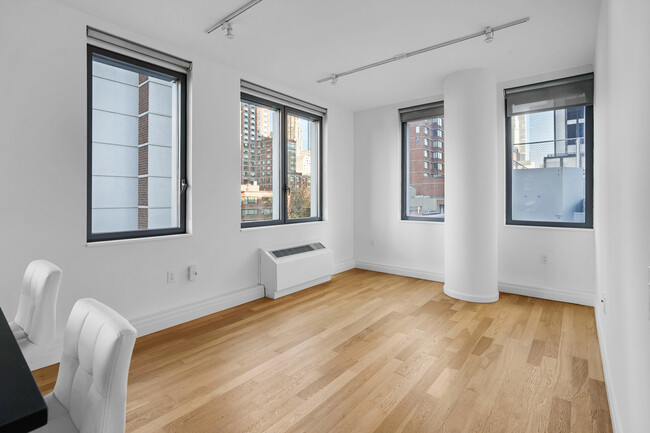 545 W 53rd St, Unit 4 in New York, NY - Building Photo - Building Photo