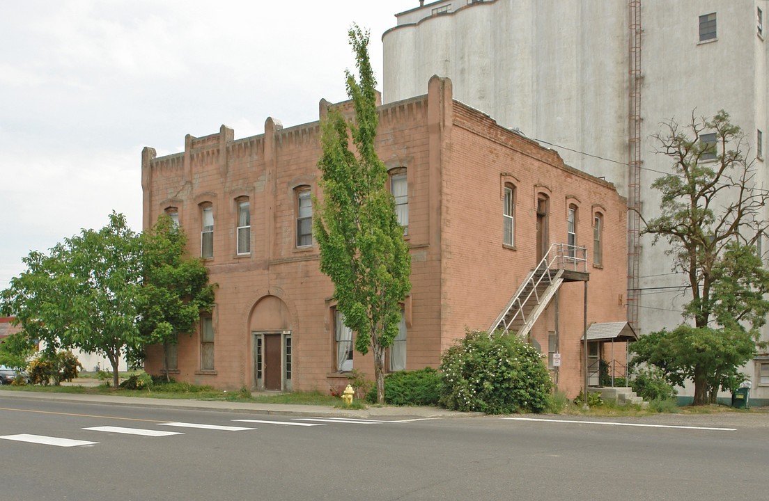 705 1st St in Cheney, WA - Building Photo