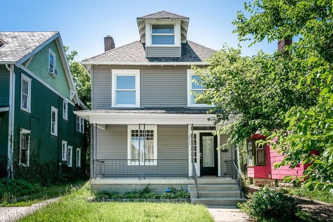 2435 Summit St in Columbus, OH - Building Photo - Building Photo
