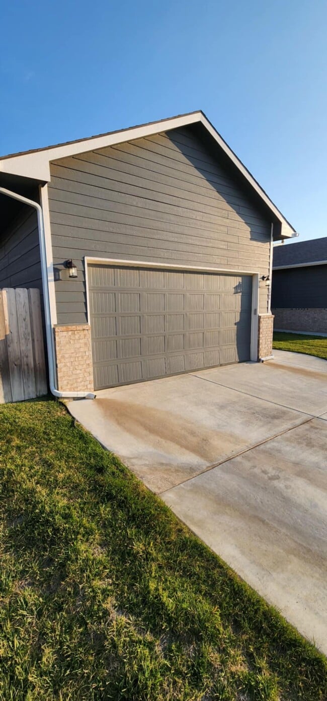 9000 E Chris St in Bel Aire, KS - Building Photo - Building Photo