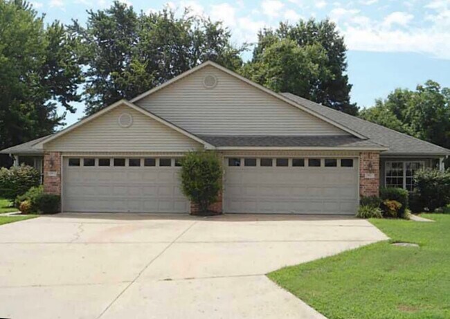 property at 2912-2914 Fairway Hamlet Ct