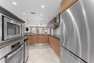 3001 Sandpiper Bay Cir in Naples, FL - Foto de edificio - Building Photo