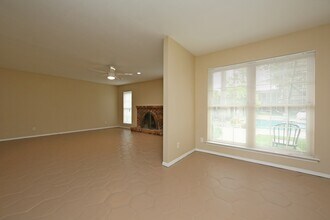 7725 Meadow Park Dr, Unit 106 in Dallas, TX - Foto de edificio - Building Photo