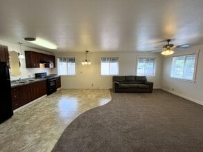 1749 Alamar Way in Fortuna, CA - Foto de edificio - Building Photo