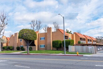 Villa Warner Condominiums in Huntington Beach, CA - Building Photo - Building Photo