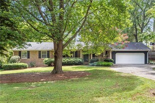 2408 Pinkney Dr in Marietta, GA - Building Photo