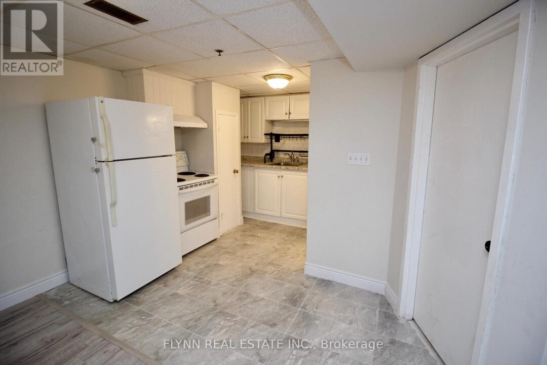 226 Westchester Crescent in St Catharines, ON - Building Photo