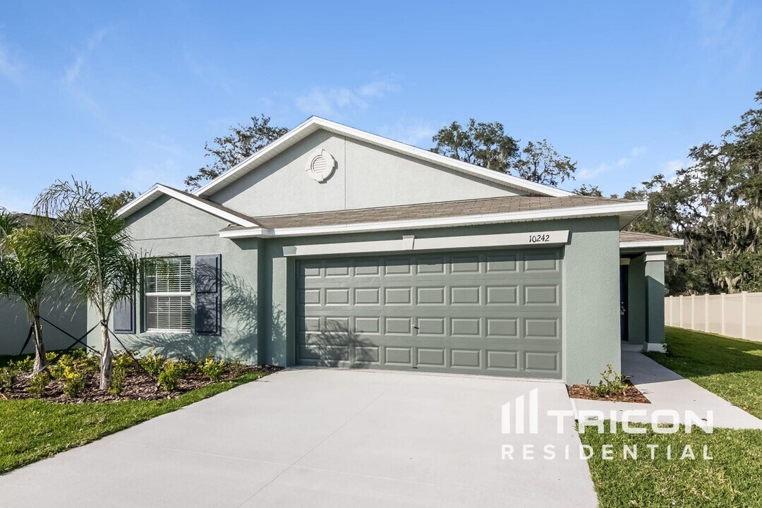 1748 Broad Winged Hawk Dr in Ruskin, FL - Building Photo