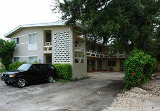 1585 NE 125th St in North Miami, FL - Building Photo - Building Photo