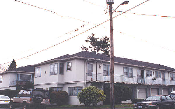 2410 NE Hoyt St in Portland, OR - Foto de edificio - Building Photo