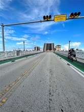 555 NE 15th St in Miami, FL - Foto de edificio - Building Photo