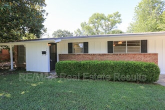 1402 Lawrence Ave in Springdale, AR - Building Photo - Building Photo