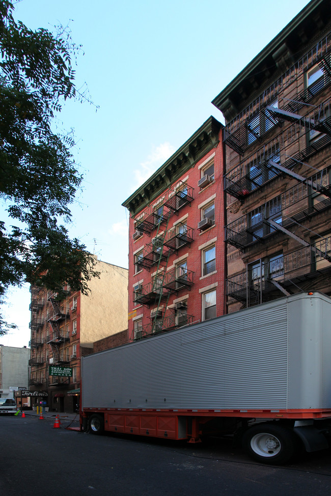 87 Baxter St in New York, NY - Building Photo - Building Photo