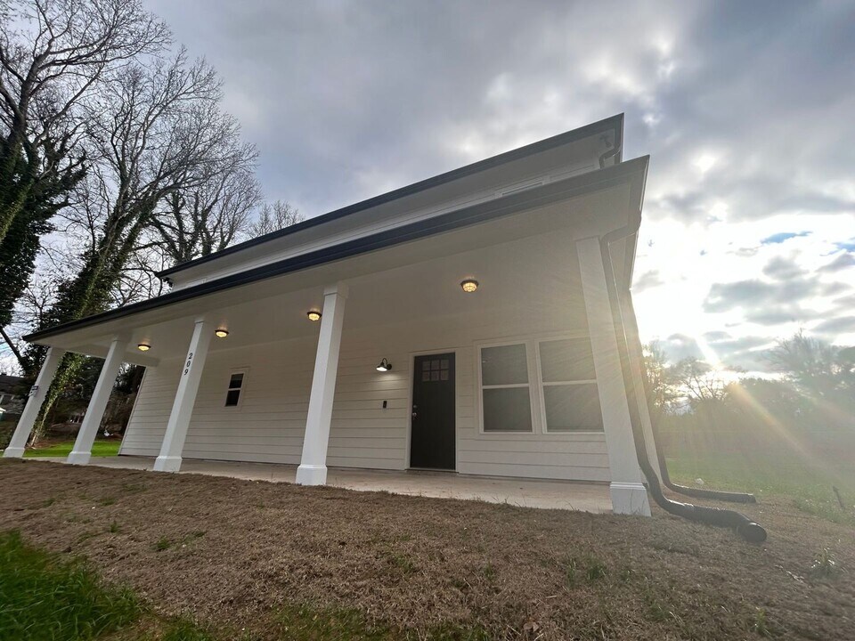 201 Briarcliff Ln in Athens, GA - Building Photo