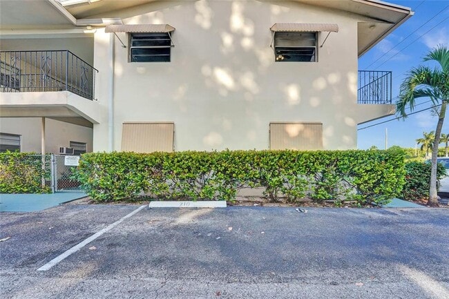 7401 Pines Blvd, Unit 210 in Pembroke Pines, FL - Building Photo - Building Photo