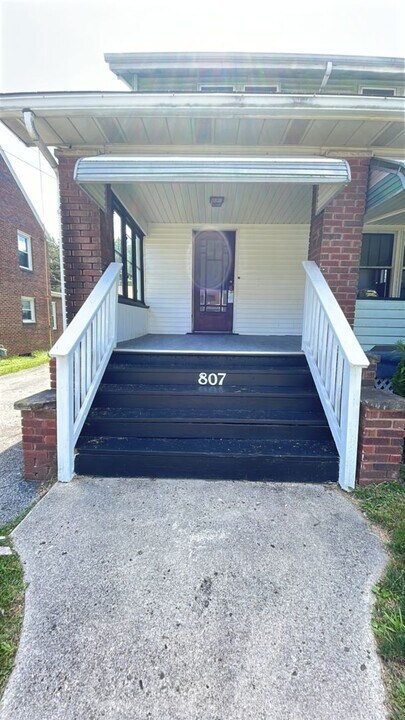 807 Wilmington Rd in New Castle, PA - Building Photo