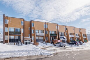 1550 Du Souvenir Boul in Laval, QC - Building Photo