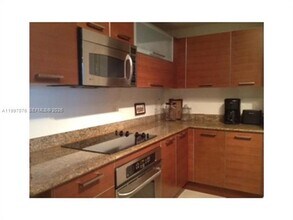 3330 NE 190th St in Aventura, FL - Foto de edificio - Building Photo