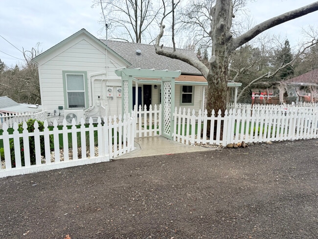 4107 Smallwood Ln in Fair Oaks, CA - Foto de edificio - Building Photo