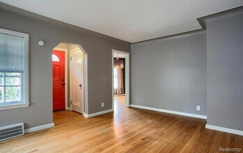 348 E Maplehurst Ave in Ferndale, MI - Building Photo - Building Photo