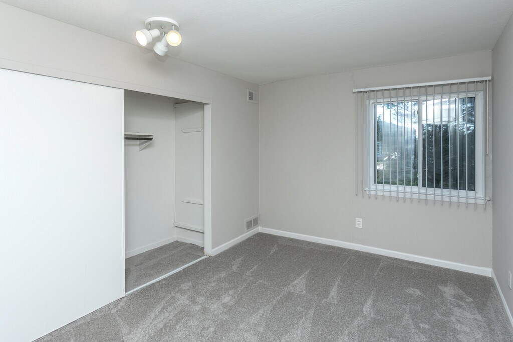 Essex at Hampton Apartments in Rochester Hills, MI