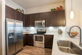 2033 S Gessner Rd in Houston, TX - Building Photo - Building Photo