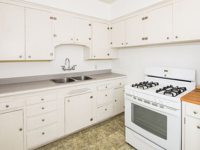 927 NE Alberta St in Portland, OR - Building Photo - Building Photo