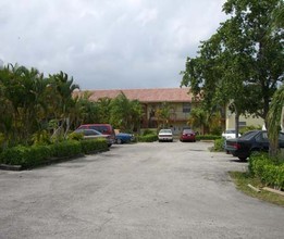 Royal Palms Apartments in Dania, FL - Building Photo - Building Photo