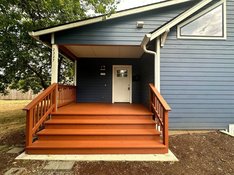2327 N Buffalo St in Portland, OR - Building Photo