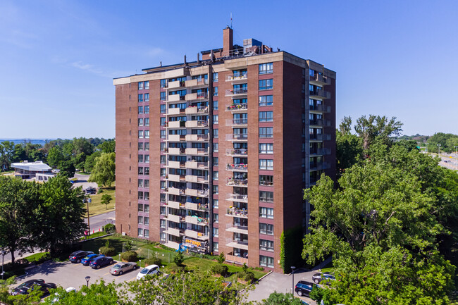 80 Lakeshore in Pointe-claire, QC - Building Photo - Building Photo