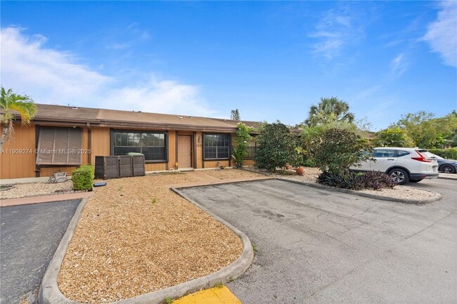 2331 Dogwood Ct in Pembroke Pines, FL - Building Photo - Building Photo