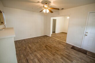 2818 E Houston St in San Antonio, TX - Building Photo - Building Photo