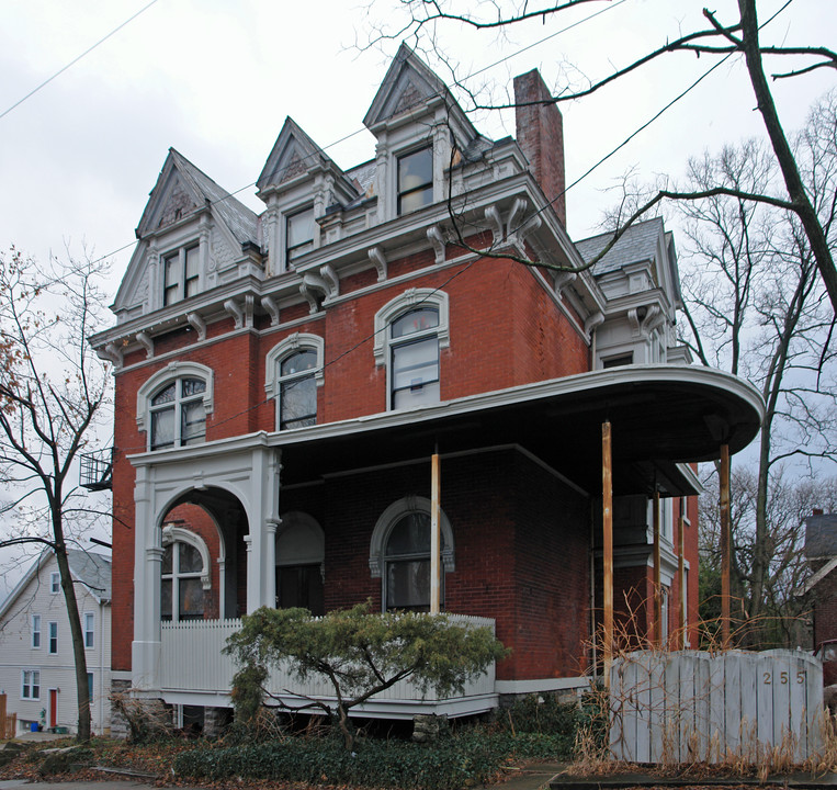 255 Albion Pl in Cincinnati, OH - Building Photo