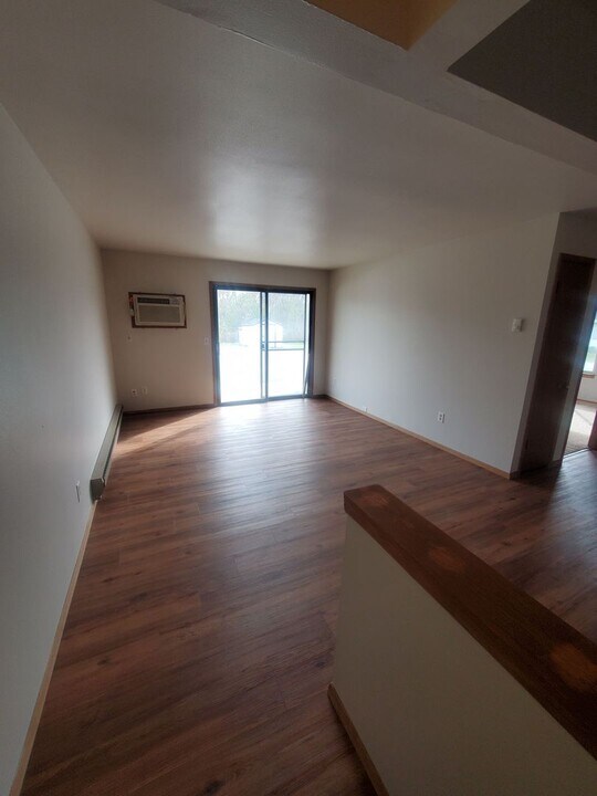 1320 Meadow Creek Dr. (8 Unit) in Pewaukee, WI - Foto de edificio