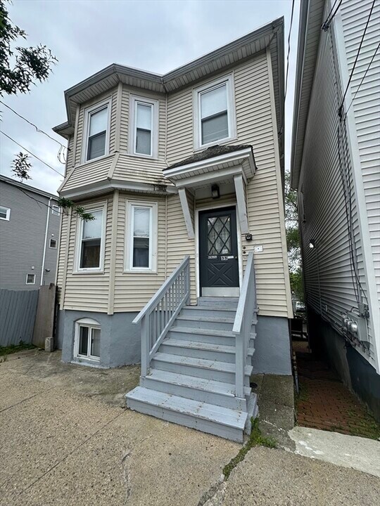 35 Louis St in Chelsea, MA - Building Photo
