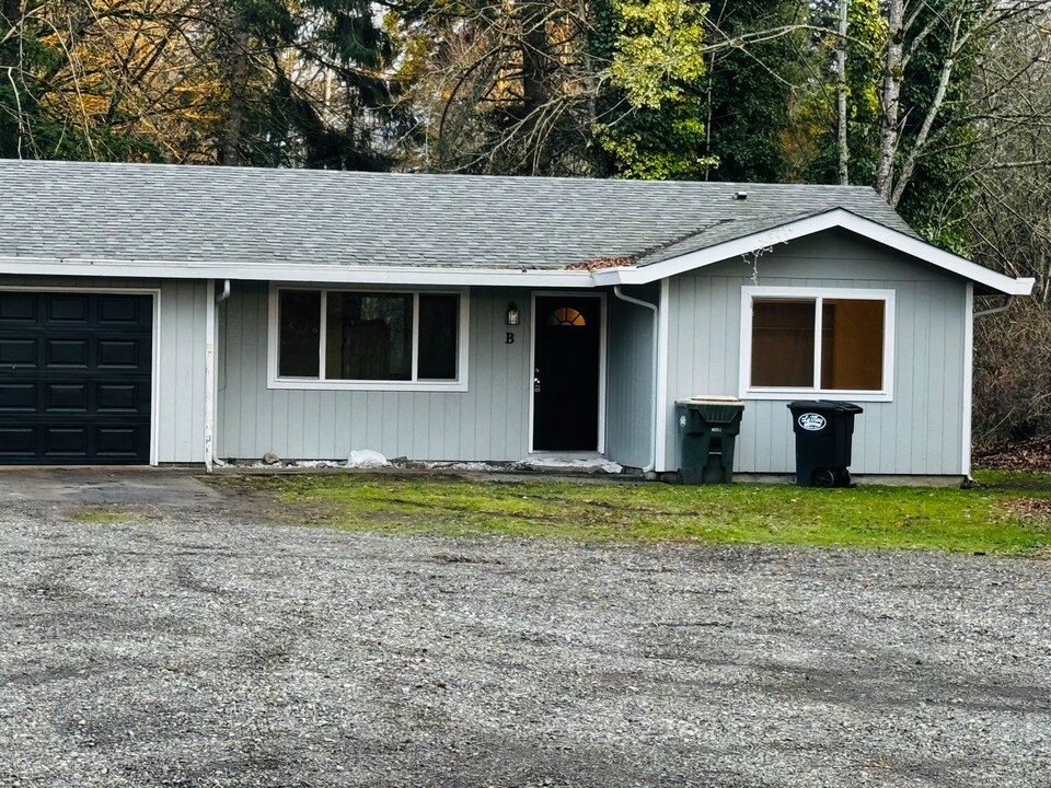 706 Tipsoo Loop S in Rainier, WA - Building Photo