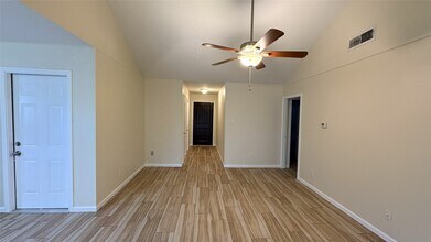 13631 Greenway Dr in Sugar Land, TX - Building Photo - Building Photo